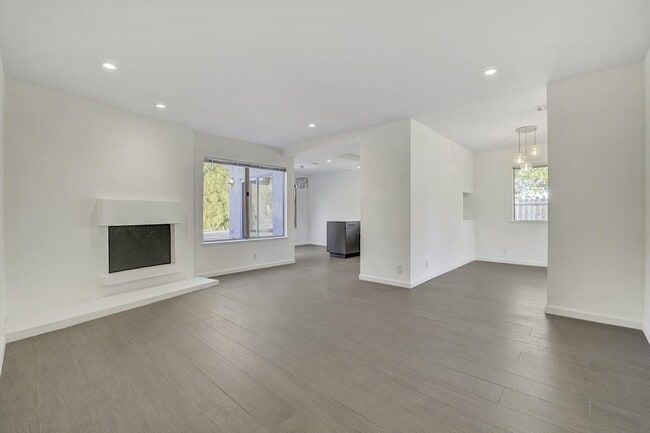 Building Photo - 312 N Alamo Dr