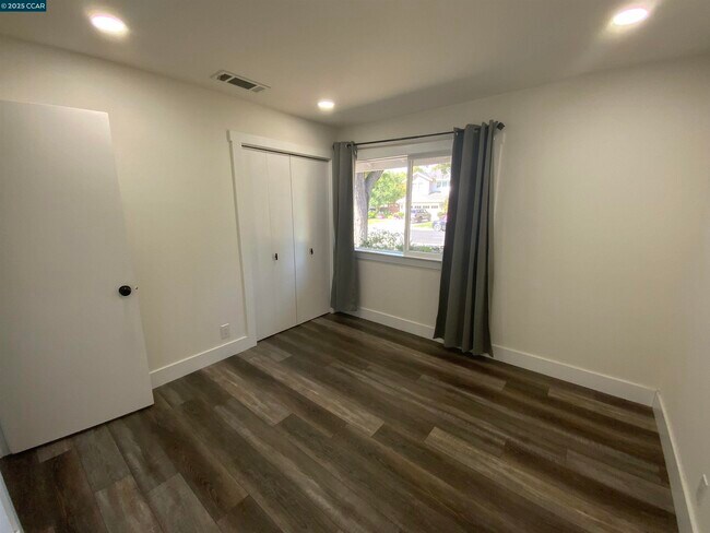 Building Photo - 632 Everett Dr