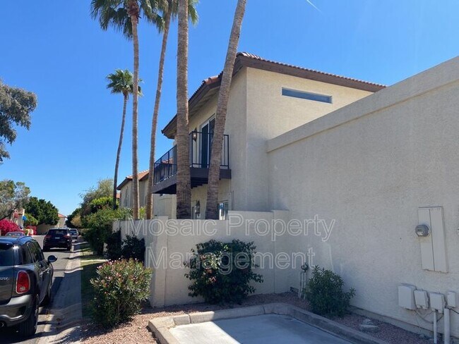 Building Photo - 4923 E Hazel Dr