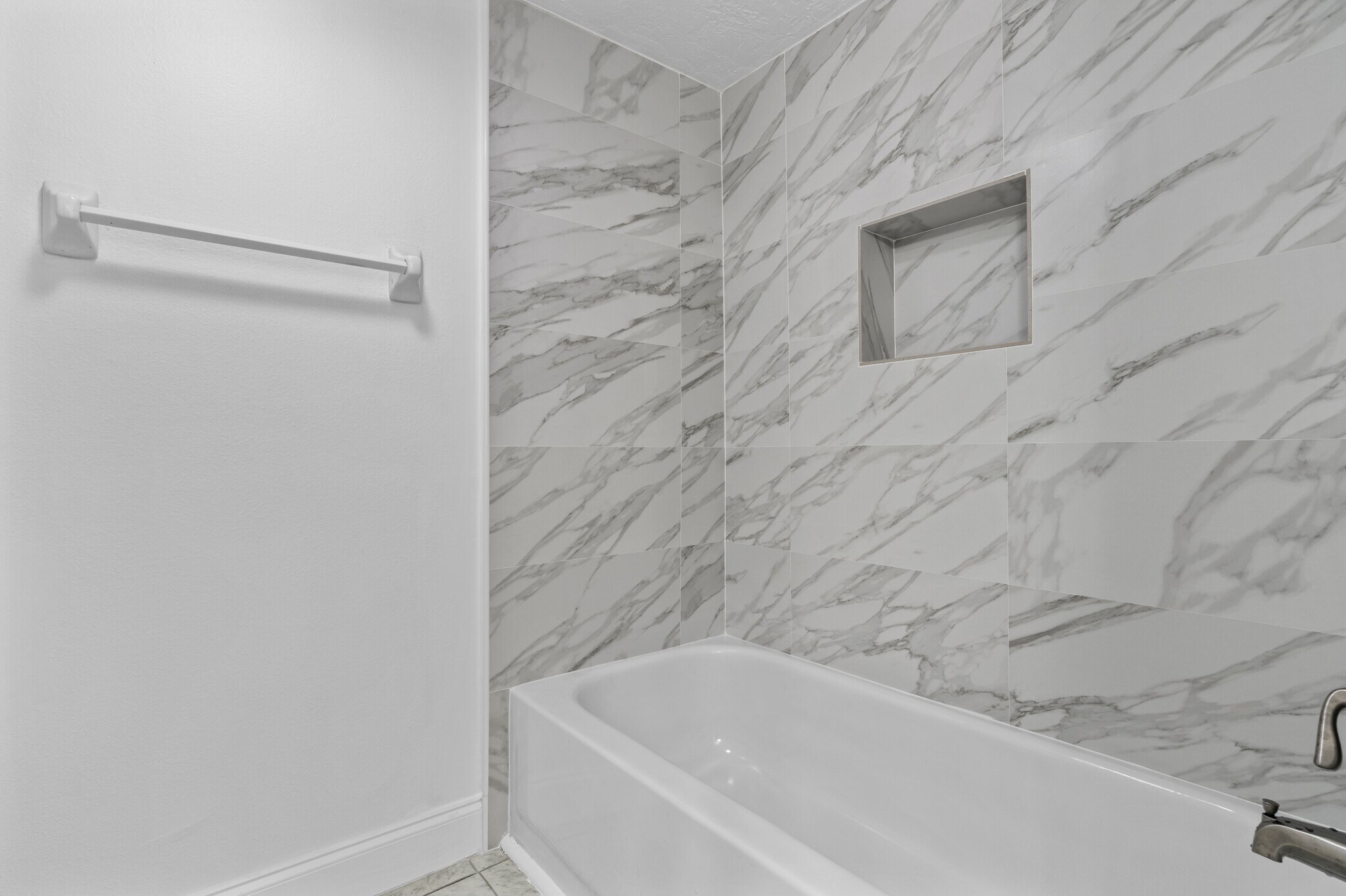 Building Photo - 226 Alemeda Dr