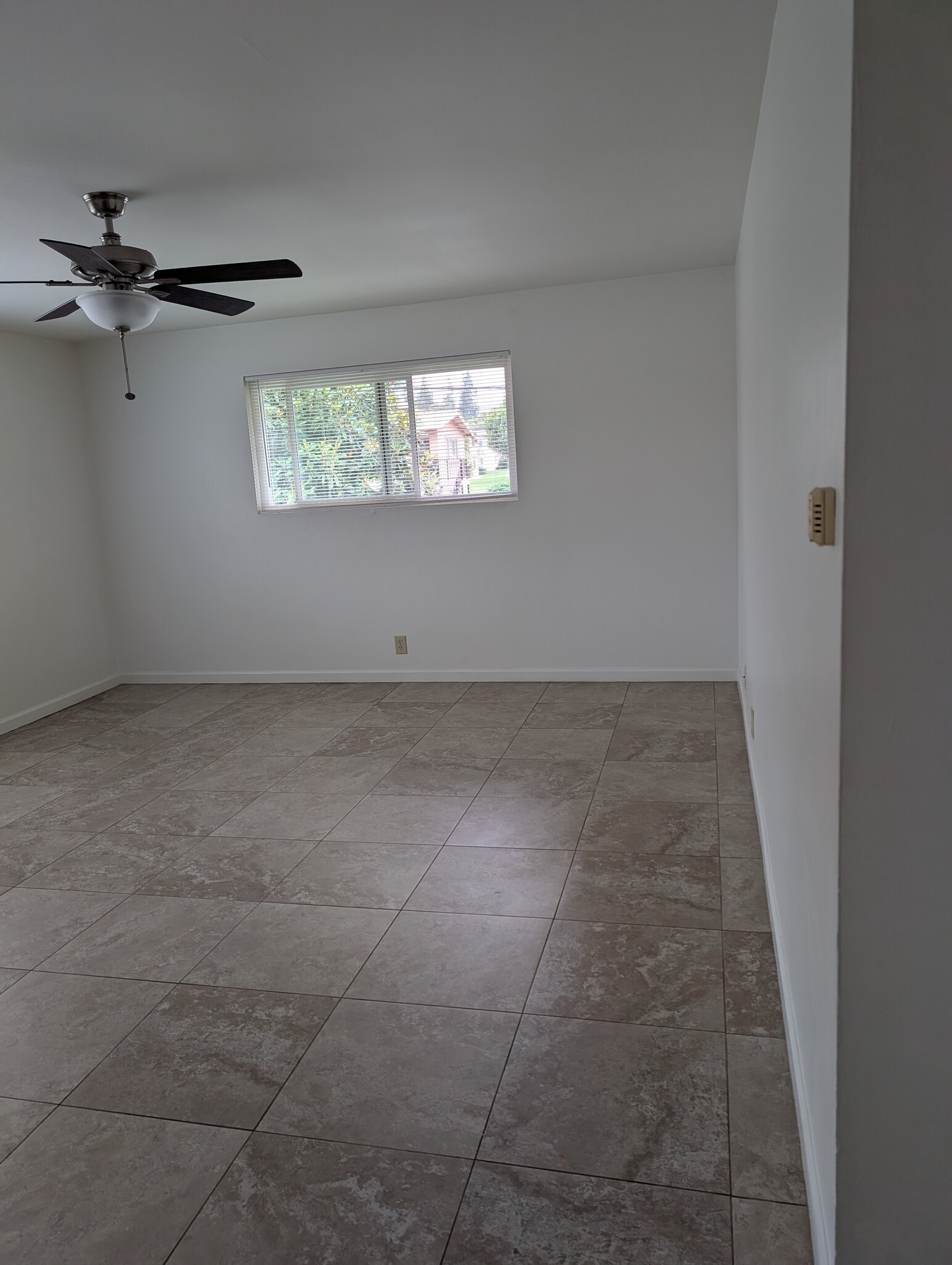Living room - 4435 Bonnie Brae St