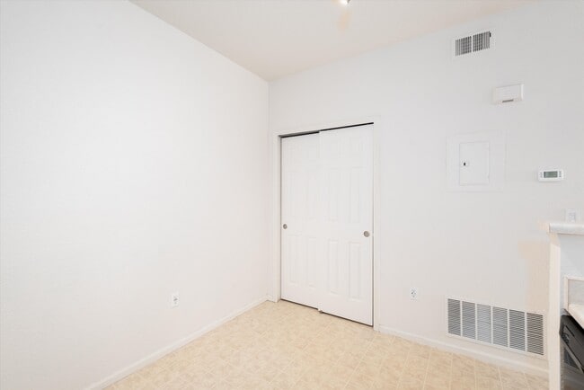 Building Photo - 905 S Zeno Way