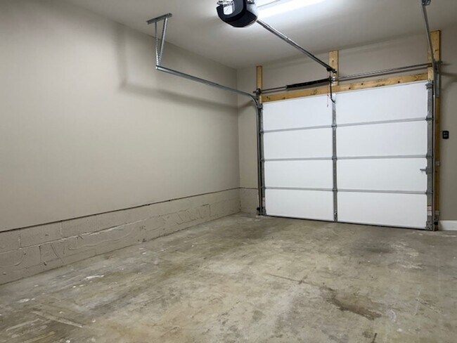 Building Photo - Condo Life!!! 26 Hundred sq Ft!!