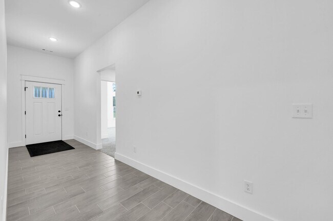 Building Photo - Brand New Home Waiting For you!