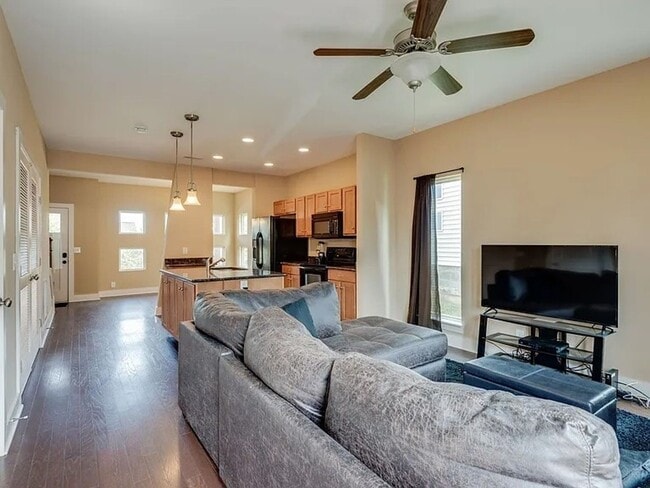 Building Photo - 3 Bed 2.5 Bath Luxury Townhome
