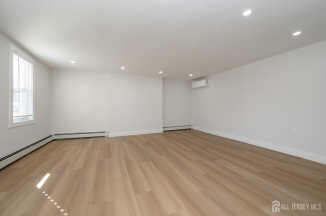 Building Photo - 8 Orchard St