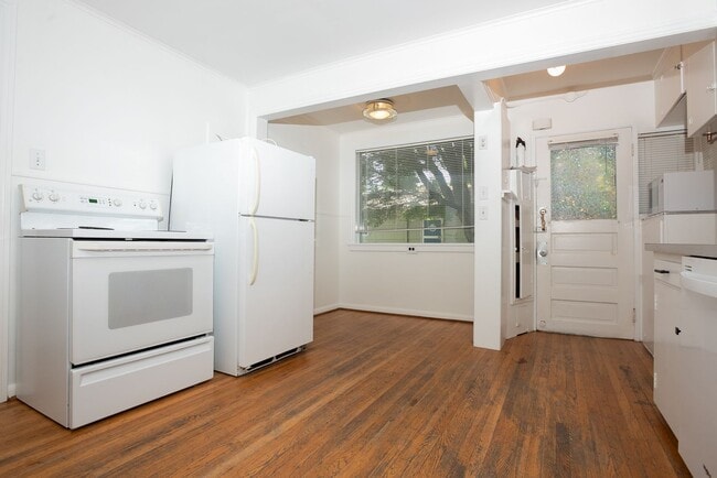 Building Photo - Old World Charm with Views of Lake Union!