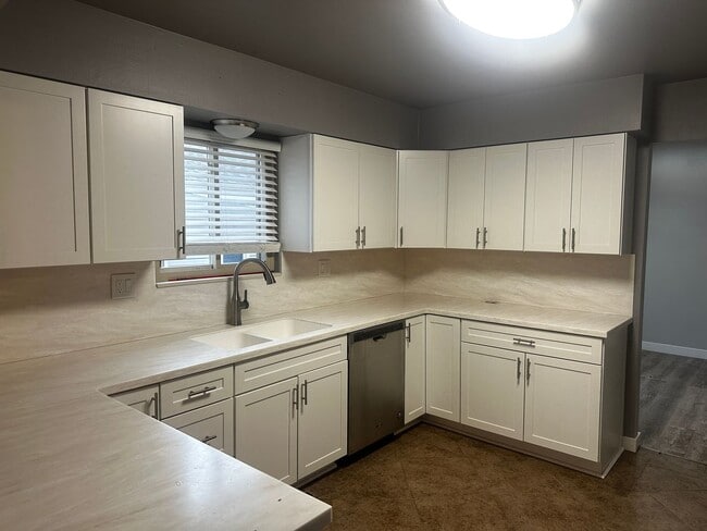 Building Photo - Stunning 3 bedroom AVAILABLE NOW!