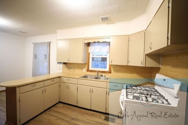 Building Photo - Spacious 3 bed/1 bath home!!