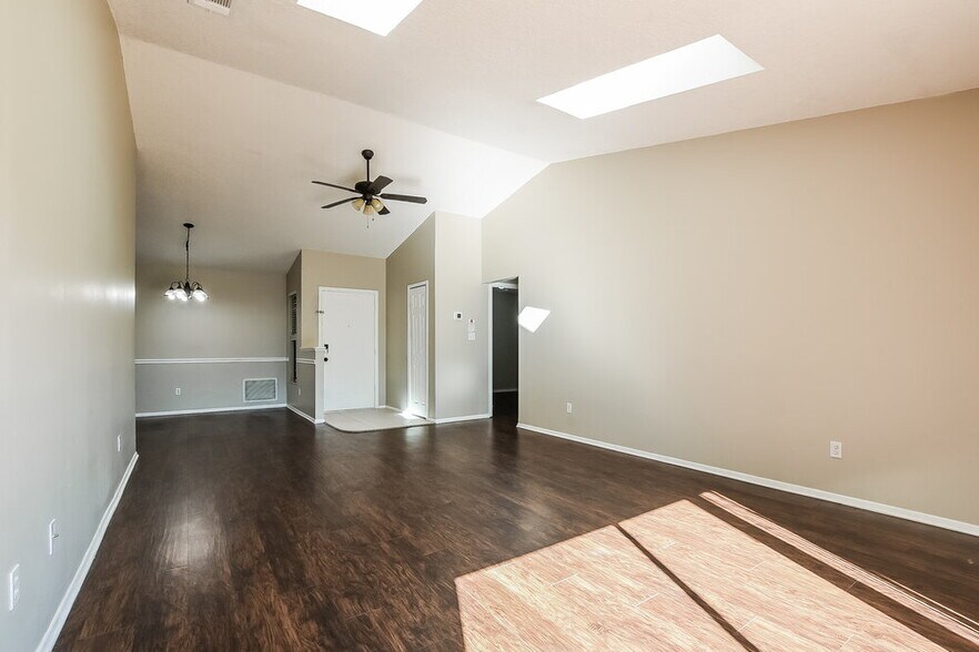 Building Photo - 1142 Covington St