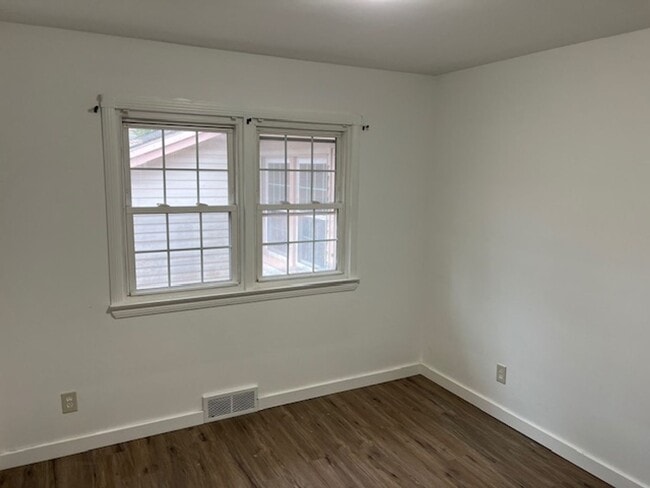 Building Photo - Spacious Kent Ranch w/ Finished Basement & 2-Car Garage