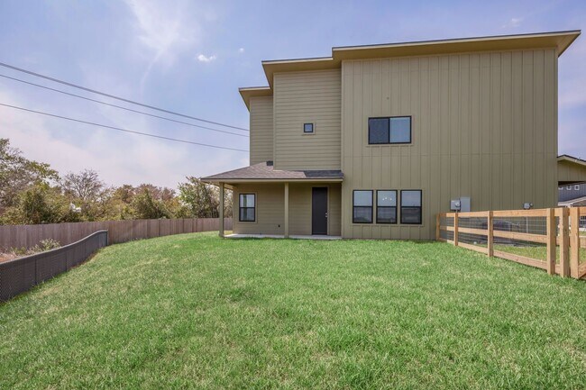 Building Photo - NOW LEASING!  4 bed, 4.5 bath modern home