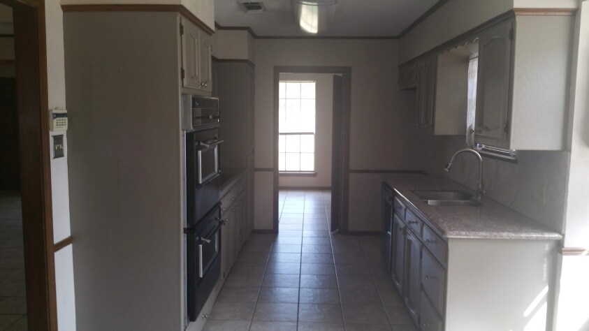 open kitchen - 10158 Azrok Ave
