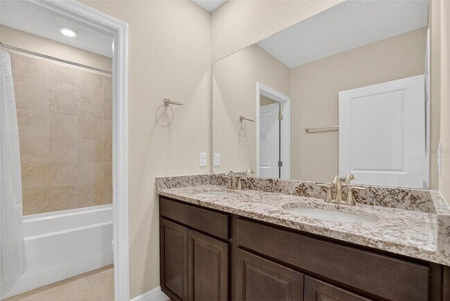 Building Photo - 2546 Warren Acrs Blvd