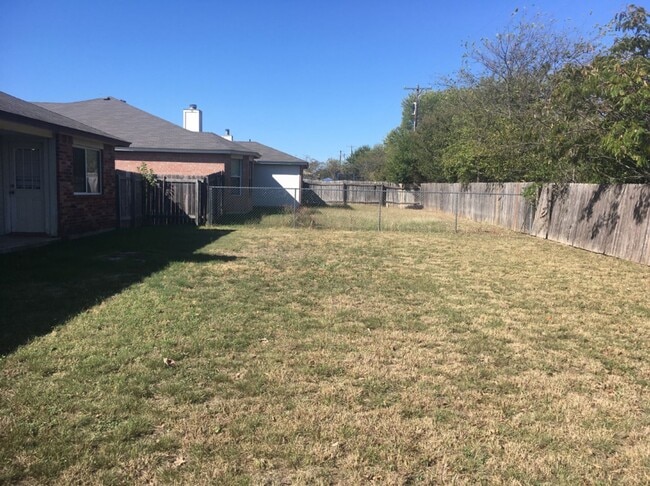 Building Photo - 4 Bed 2 Bath Available Now!