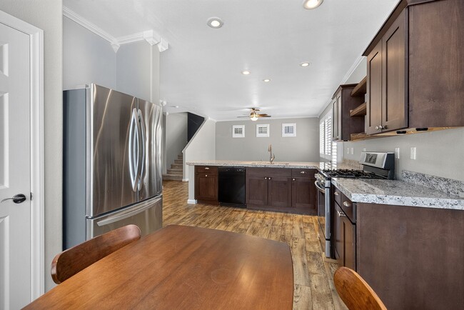 Building Photo - 2 Bedroom + Loft + 1 Car Attached Garage - Gated Community