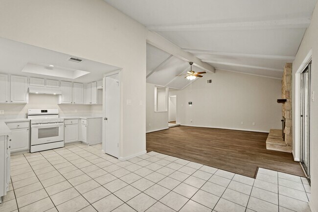 Building Photo - 1426 Ashwood Dr