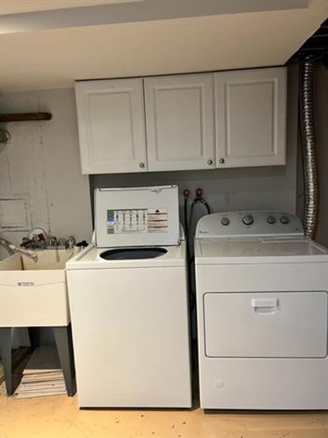 Building Photo - Forest Park Townhouse