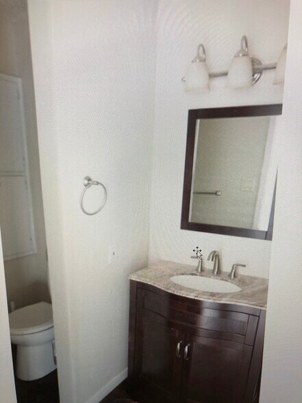 Building Photo - 2102 Hinkle Ave