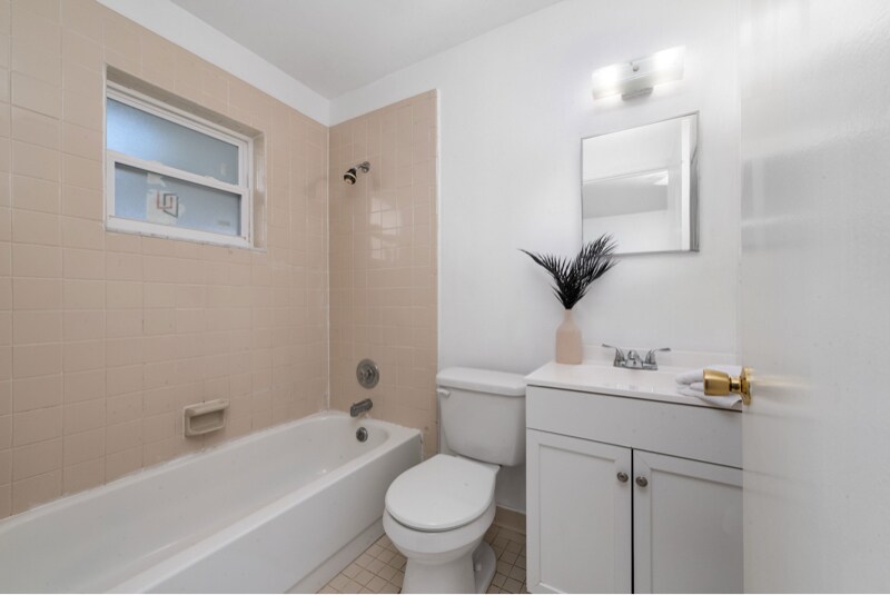 Building Photo - 911 W Orange St