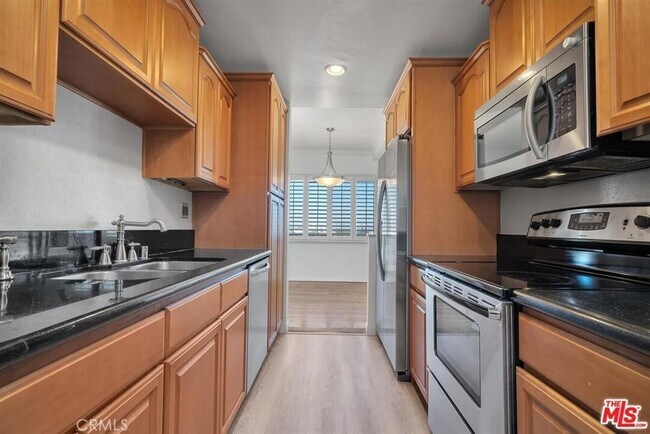 Building Photo - 1115 S Elm Dr