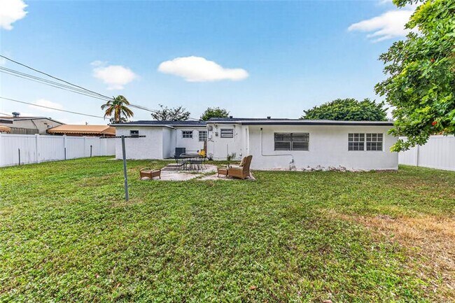 Building Photo - 19621 NW 11th Ct