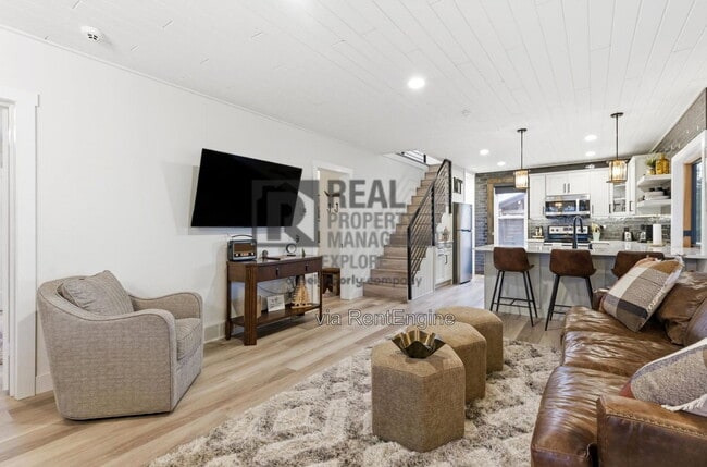 Building Photo - 809 3rd Ave W