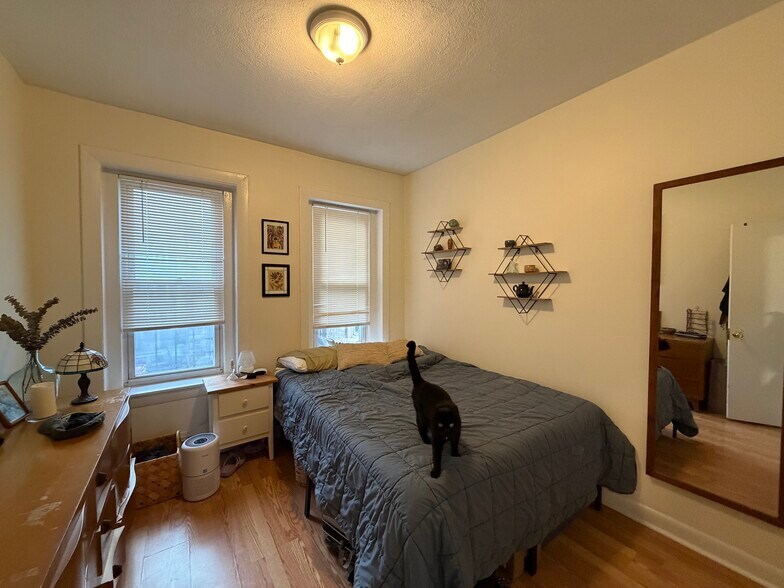 Building Photo - 2 Central St