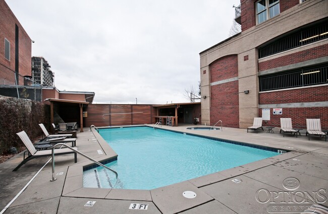 Building Photo - Heart of Buckhead Loft