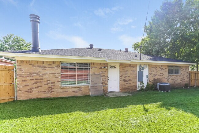 Building Photo - 603 S Waxahachie St