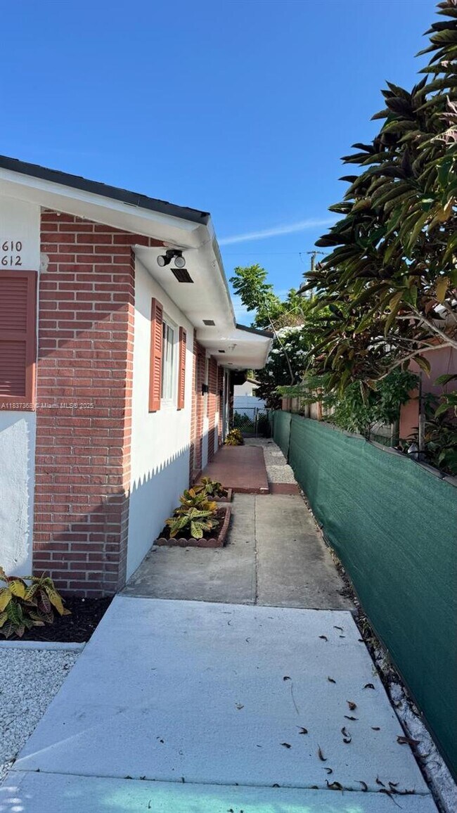 Building Photo - 3610 SW 25th Ter
