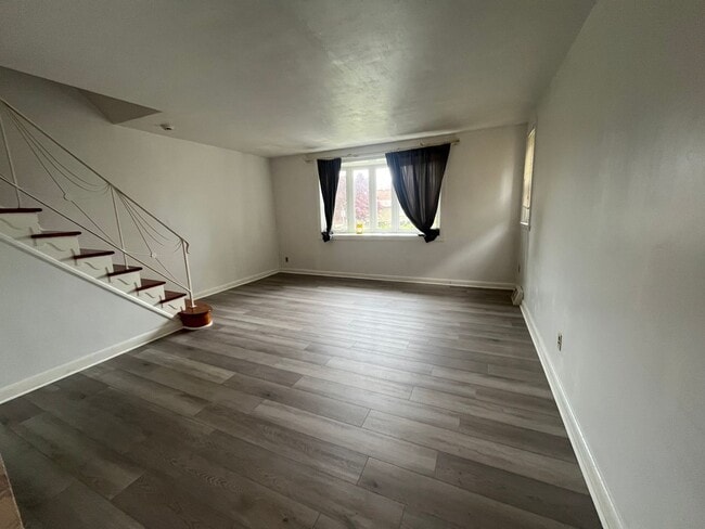 Building Photo - 3 bed room 1.5 bath