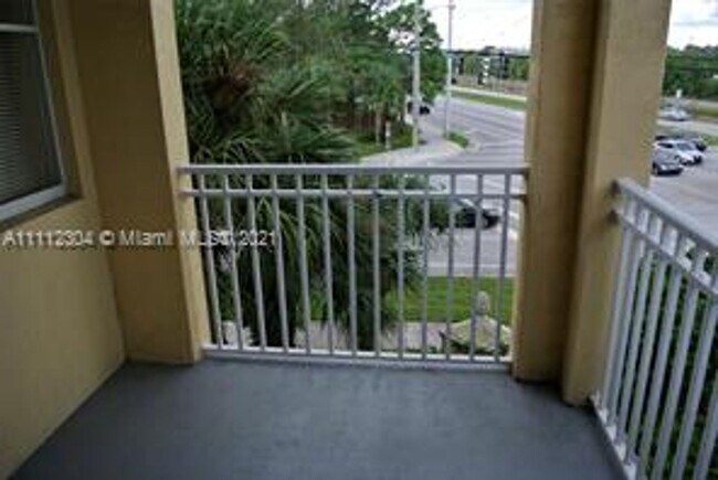 Building Photo - Greenhills-11032