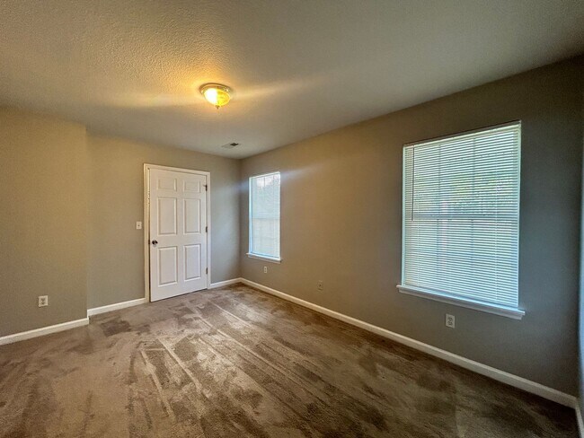 Building Photo - Charming  2 Bed, 1 Bath, 1 Car Garage, Cov...