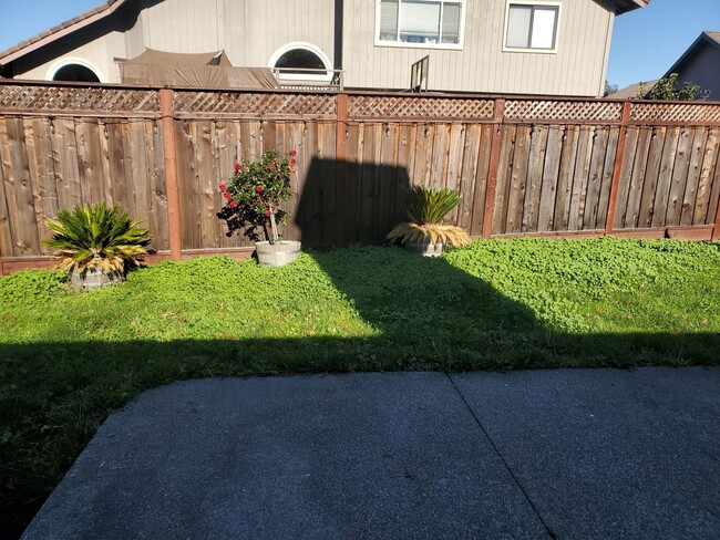 Building Photo - Well-maintained 3x2 single-family Windsor home