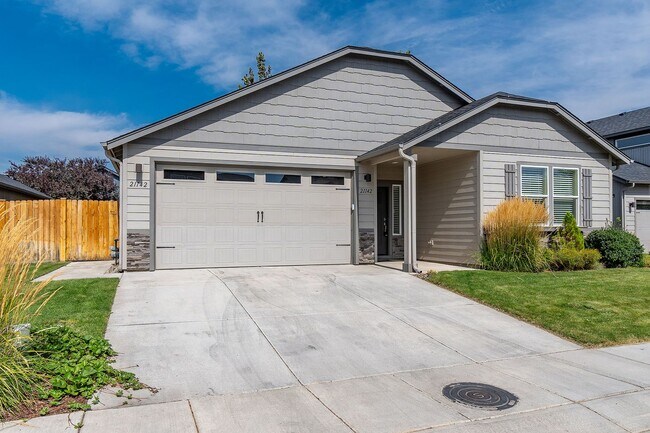 Building Photo - Spacious single level Orchard floorplan with 4th bedroom/den option home featuring SOLAR - Great ...