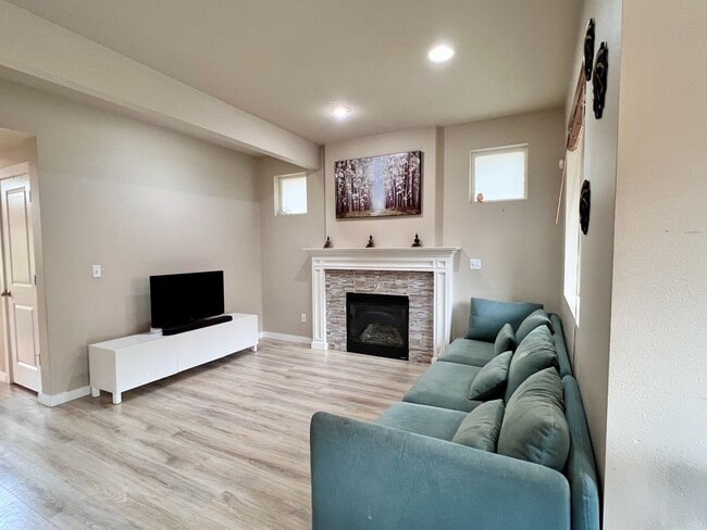 Building Photo - Beautiful 4BR | 2.5BA Home on Cul-de-Sac i...