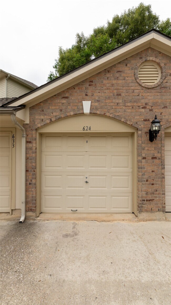 Building Photo - 6607 Lake Woodlands Dr