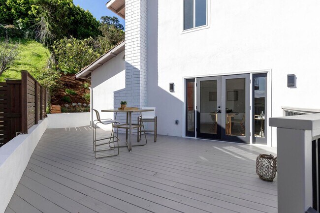 Building Photo - **3900 Paseo De Las Tortugas Torrance** Spacious 4 bedroom 3 bath with beautiful view!