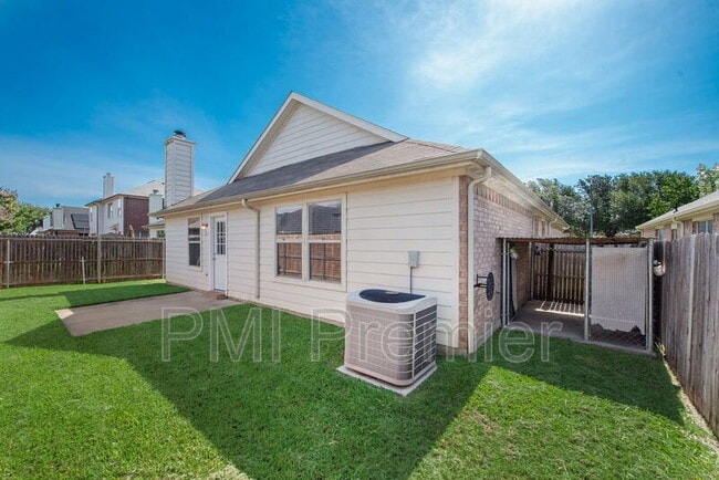 Building Photo - 8420 Silverbell Ln