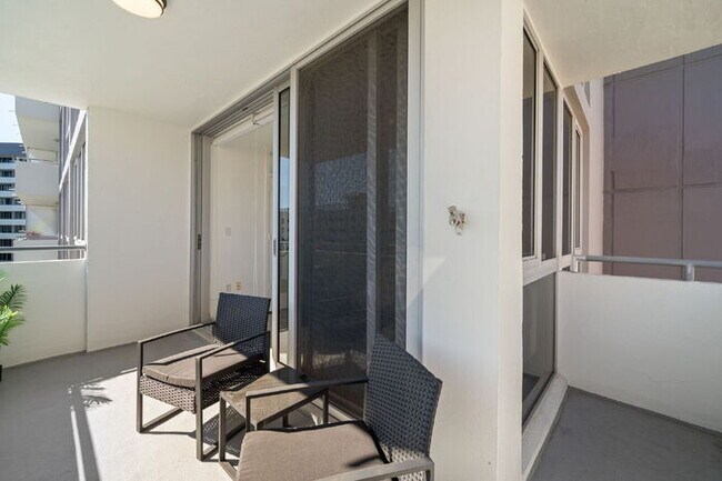 Building Photo - Charming 2-Bedroom, 1-Bathroom Fully Furnished Condo in the Heart of Downtown St. Petersburg!