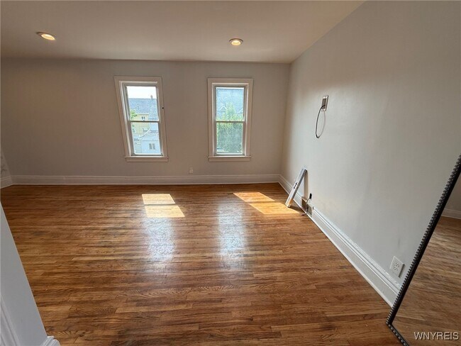 Building Photo - 11 Baynes St