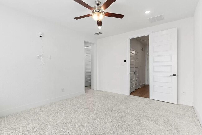 Building Photo - 702 Resort Dr