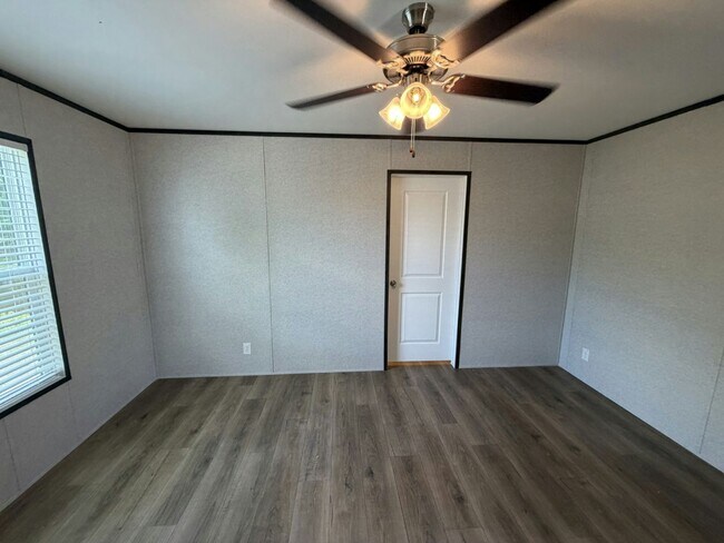Building Photo - 156 Lakeside Garden Cir