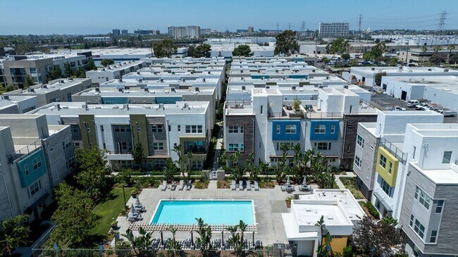 Building Photo - FURNISHED MODEL TOWNHOME IN HOA COMMUNITY
