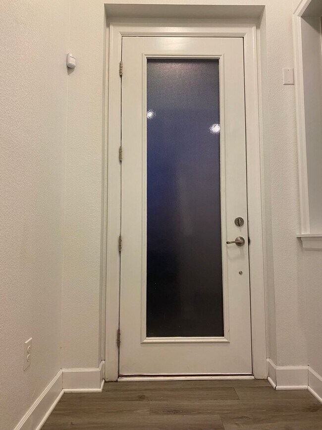 Building Photo - Luxury Townhome!