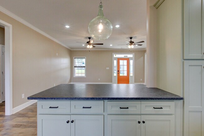 Building Photo - 135 Riverbend Dr