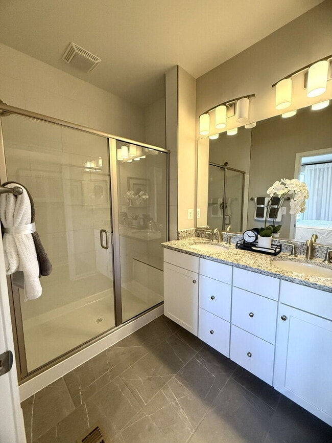 Building Photo - Modern 3-Bedroom Bethany Model Condo in Co...