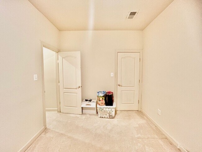 Building Photo - 10503 Aubinoe Farm Dr