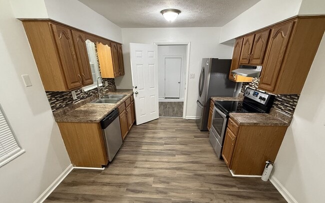 Building Photo - Completely updated 3br+bonus/2ba home in convenient location